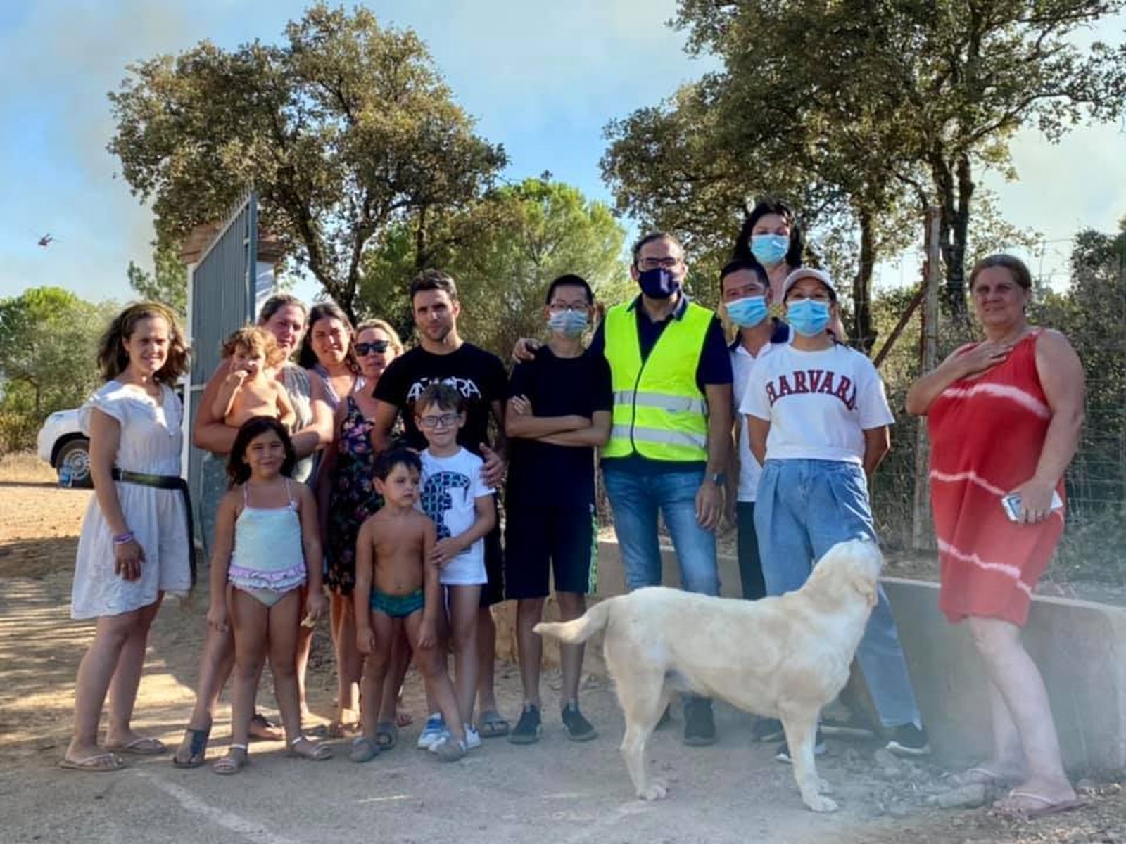 Giuseppe Aloisio posa junto a Rafa y a otras personas a las que avisó.