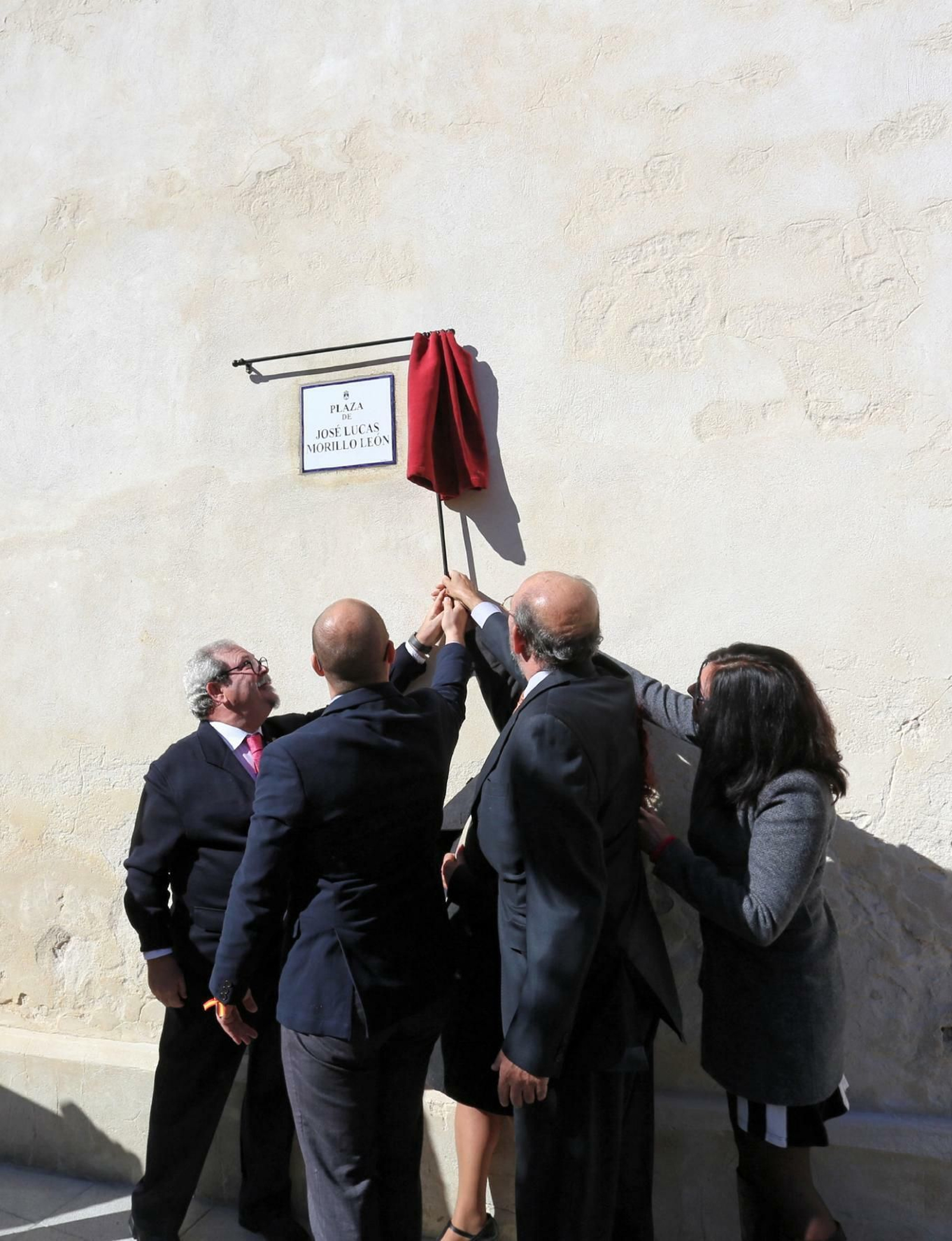 Los hijos de Pepe Morillo, descubriendo la placa.
