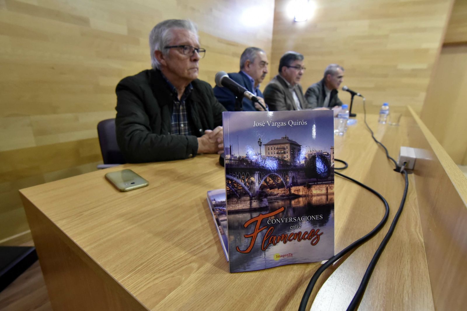 El libro en la mesa junto a Ildefonso Sena, José Vargas, Juan Antonio Palacios y Miguel Vega.