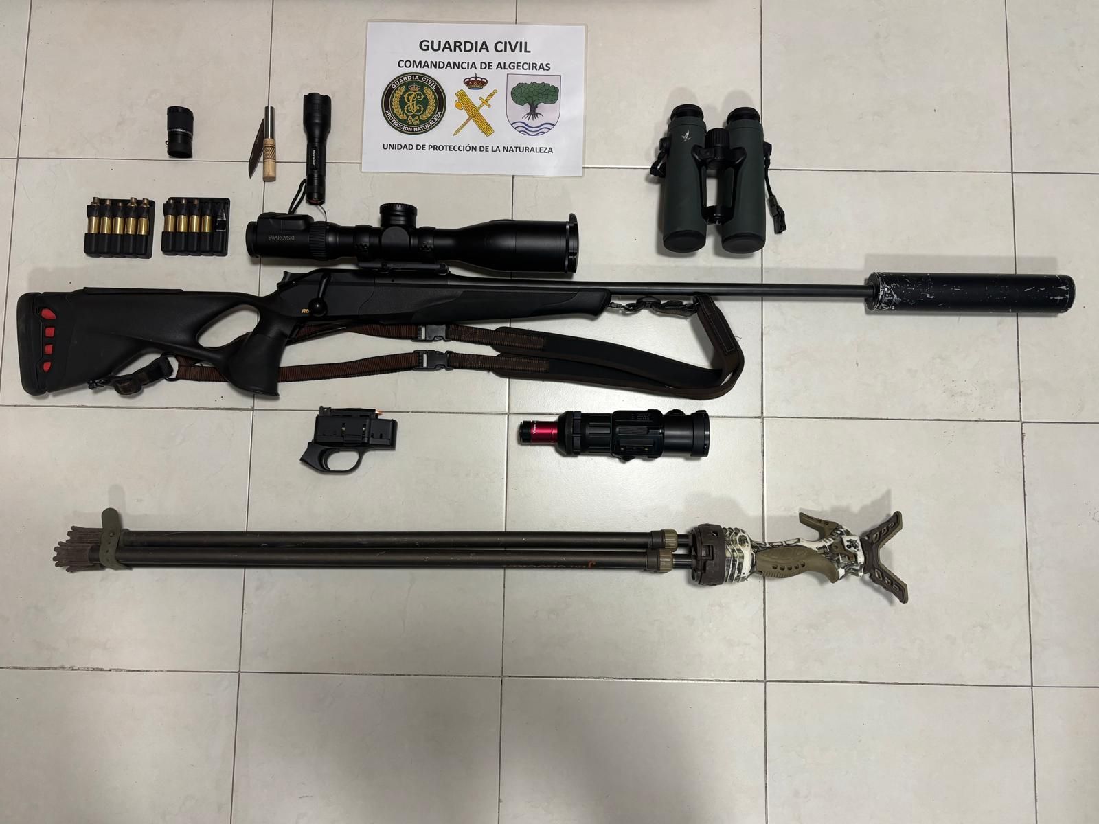 El arma intervenida por la Guardia Civil.