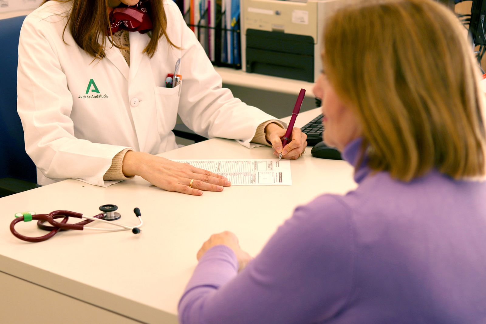 Una mujer hablando con una sanitaria.