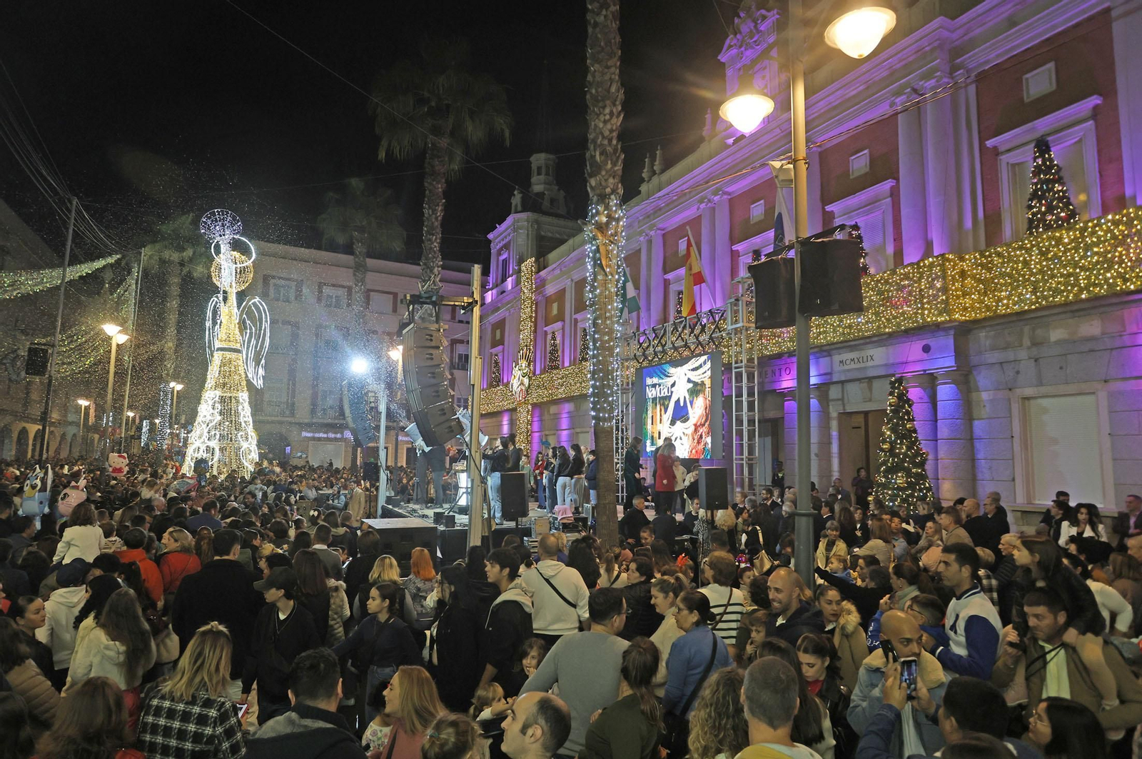 Imágenes de la nevada y alumbrado navideño en Huelva