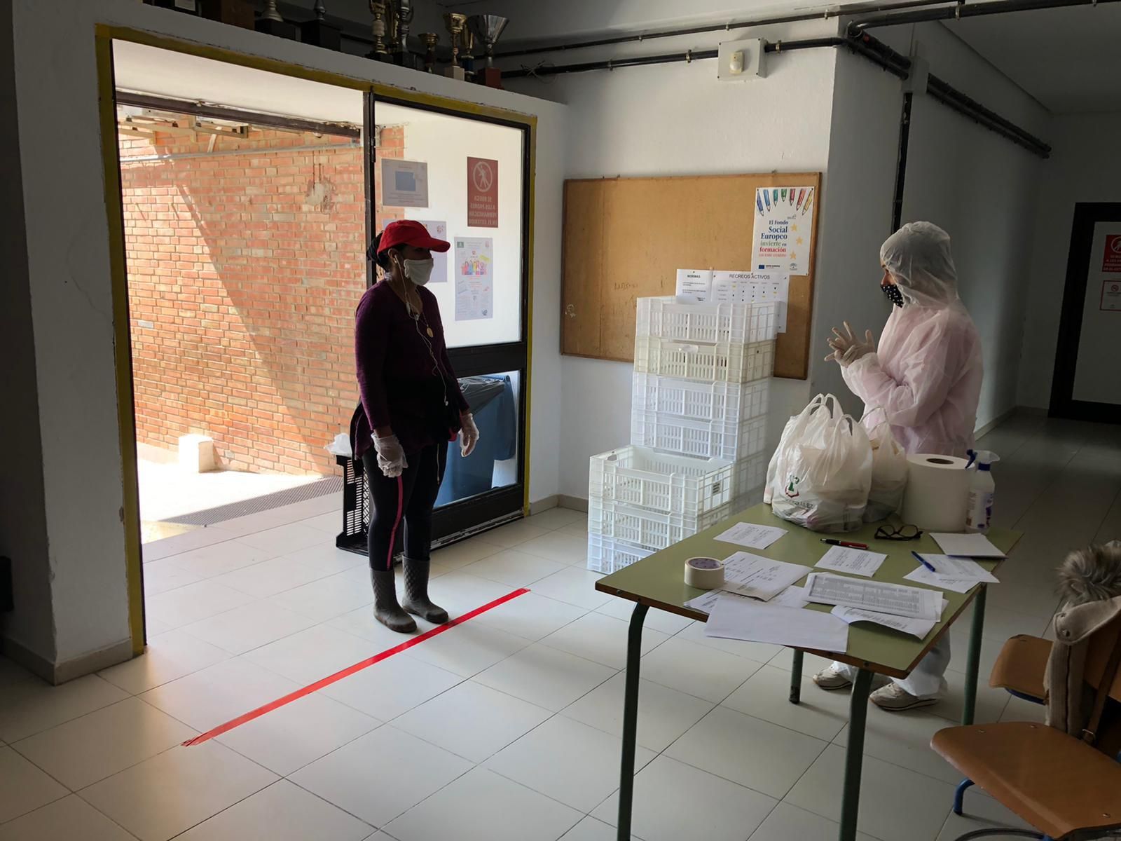 Entrega de las comidas diarias para los alumnos en riesgo de exclusión.