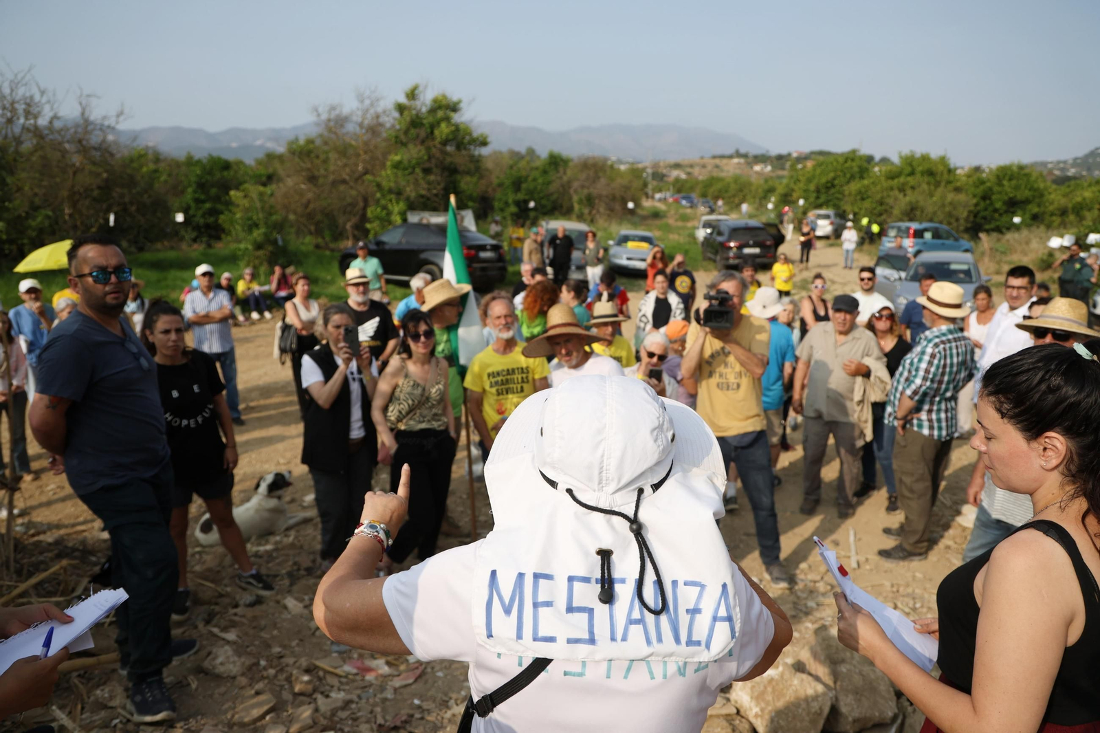 Mari Carmen Mestanza, de espaldas, hablando frente a parte de los congregados.