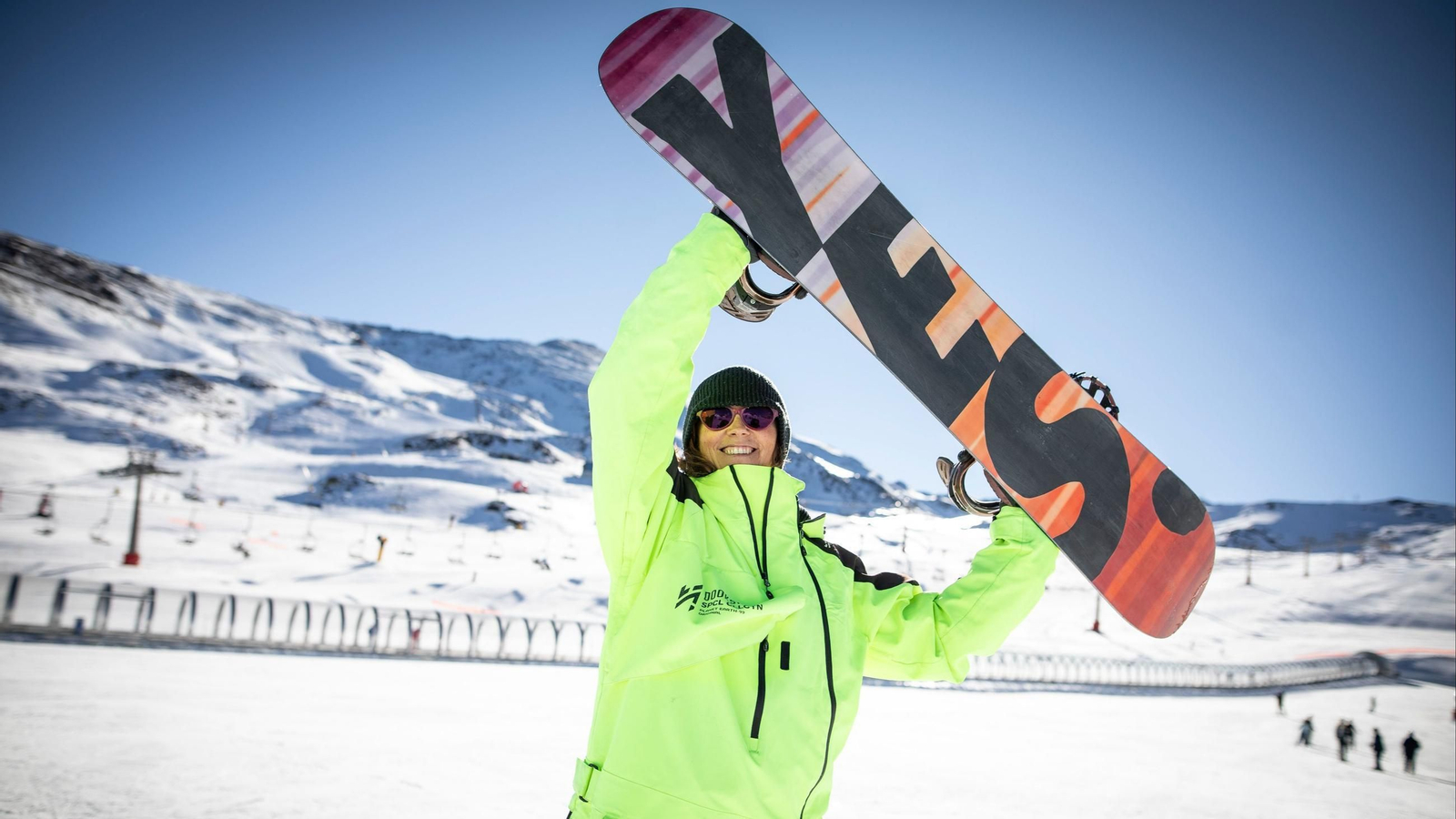 Una chica disfruta de la apertura de la temporada de esquí en Sierra Nevada