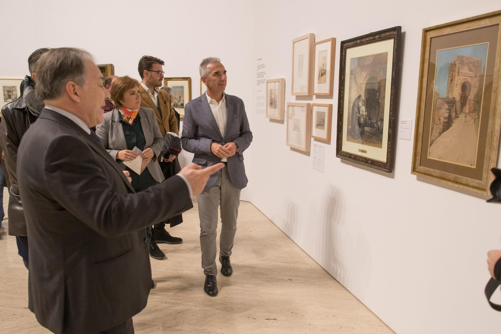 El consejero de Cultura acudió a la inauguración de la exposición.