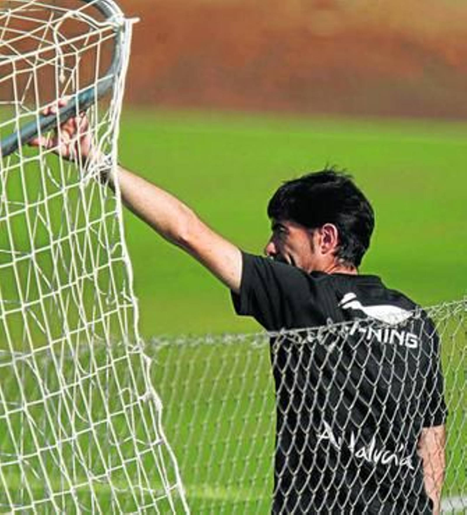 Marcelino, reflexivo, se apoya en una portería durante un entrenamiento.