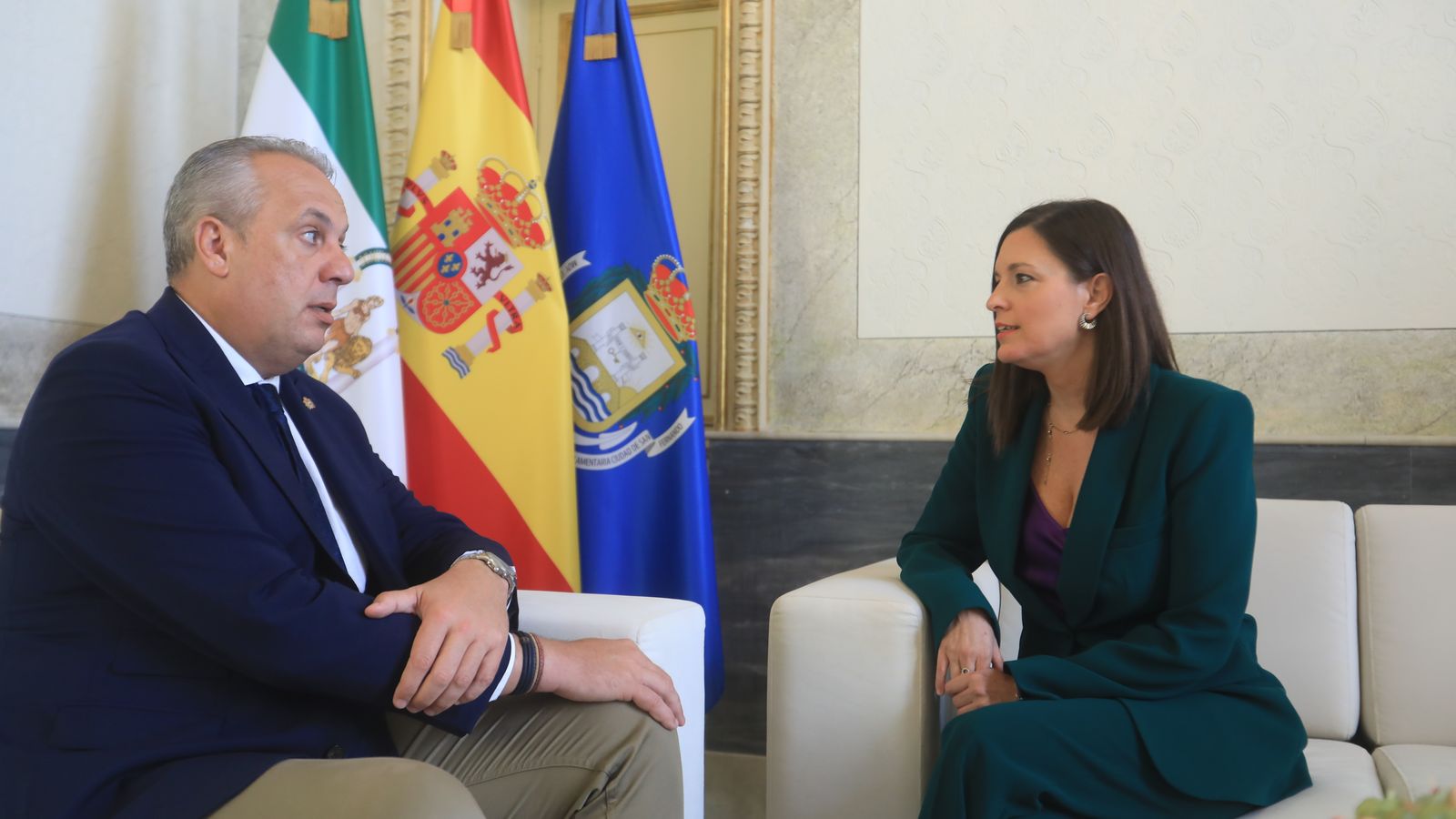 La alcaldesa, Patricia Cavada, con el presidente de la Diputación, Juan Carlos Ruiz Boix.