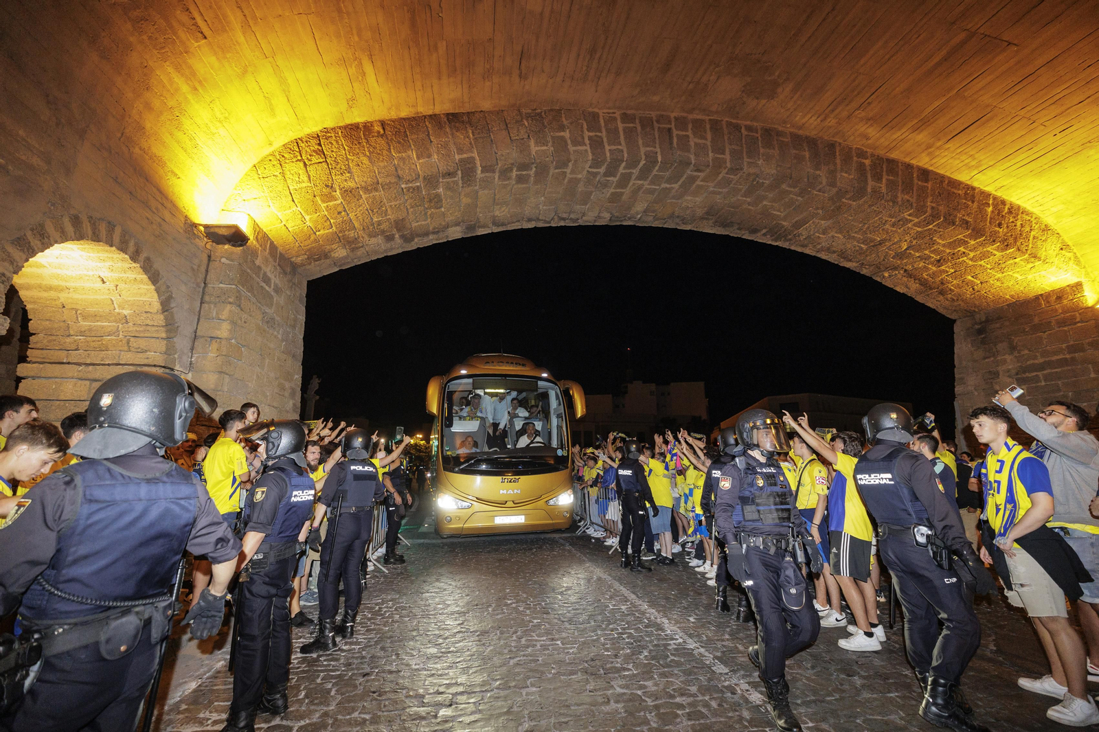 Las imágenes de la afición del Cádiz C.F. celebrando la permanencia en la fuente más cadista