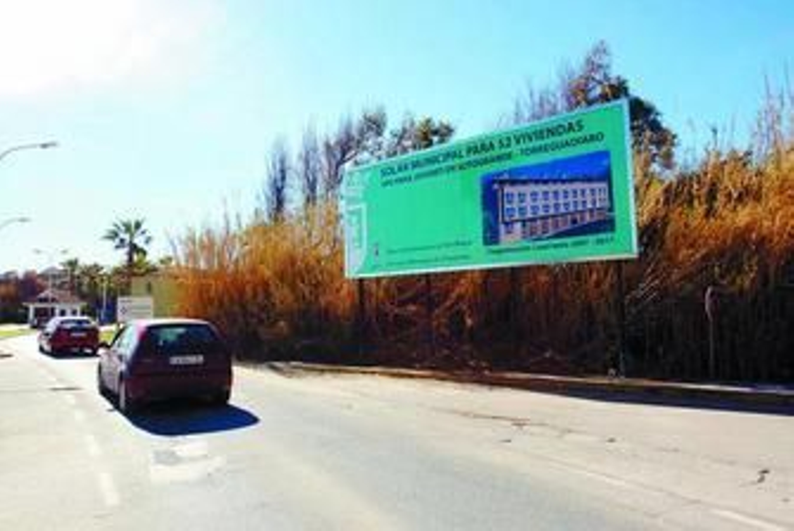 Cartel que anunciaba las 52 VPO, instalado en 2006 en la entrada al puerto deportivo de Sotogrande.