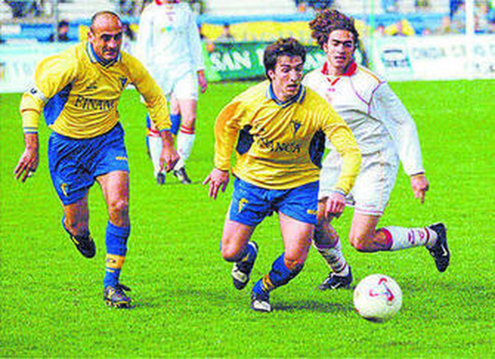 Pavoni conduce el esférico en el partido en el que marcó tres goles.