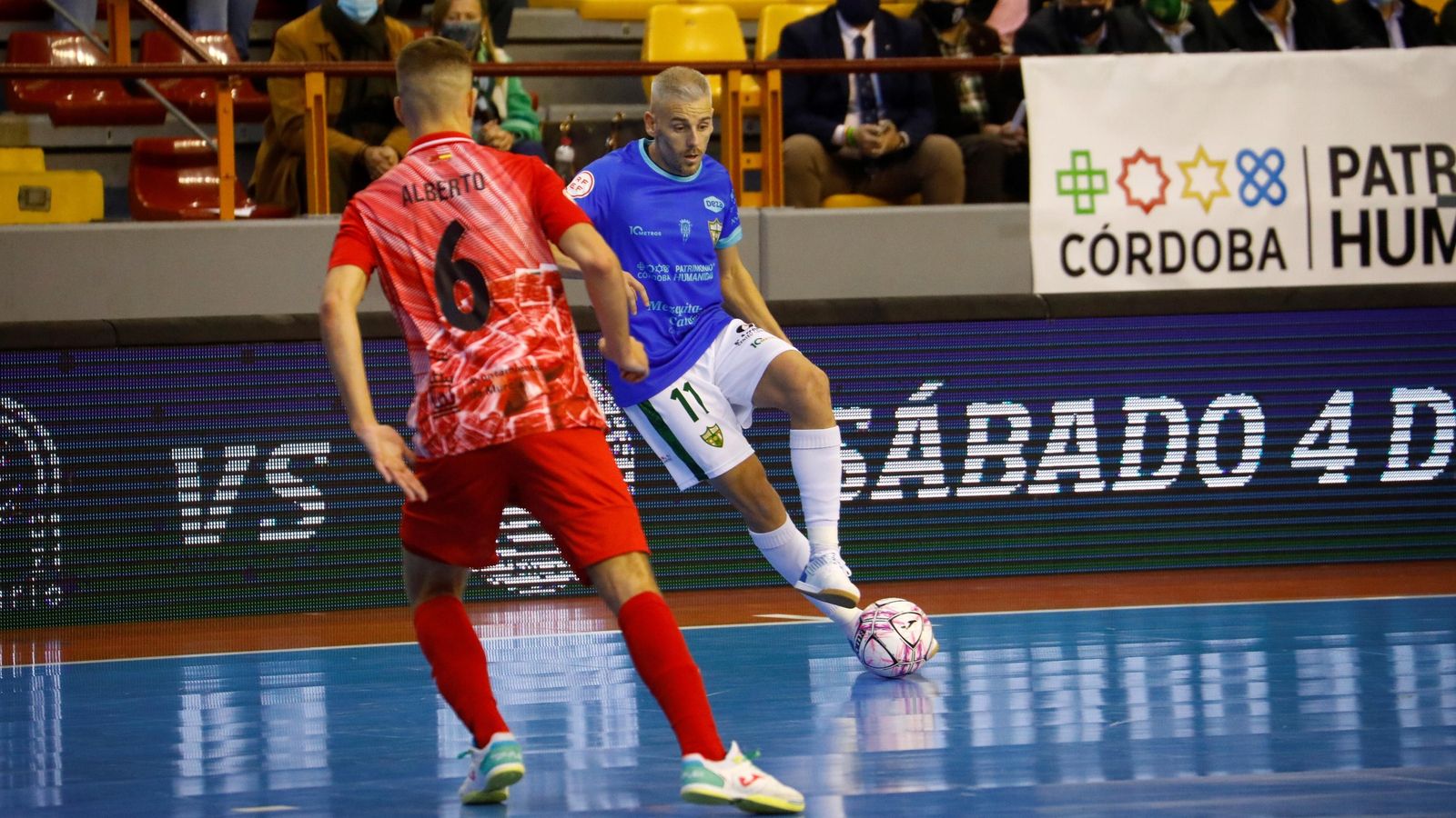 Miguelín, con la camiseta de portero-jugador, encara a Alberto en el tramo final del partido.