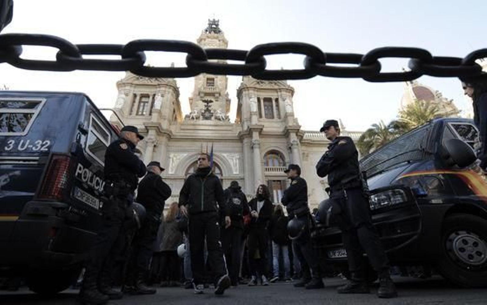 Miles de personas se manifiestan tras las duras cargas policiales.

Foto: efe/afp/reuters