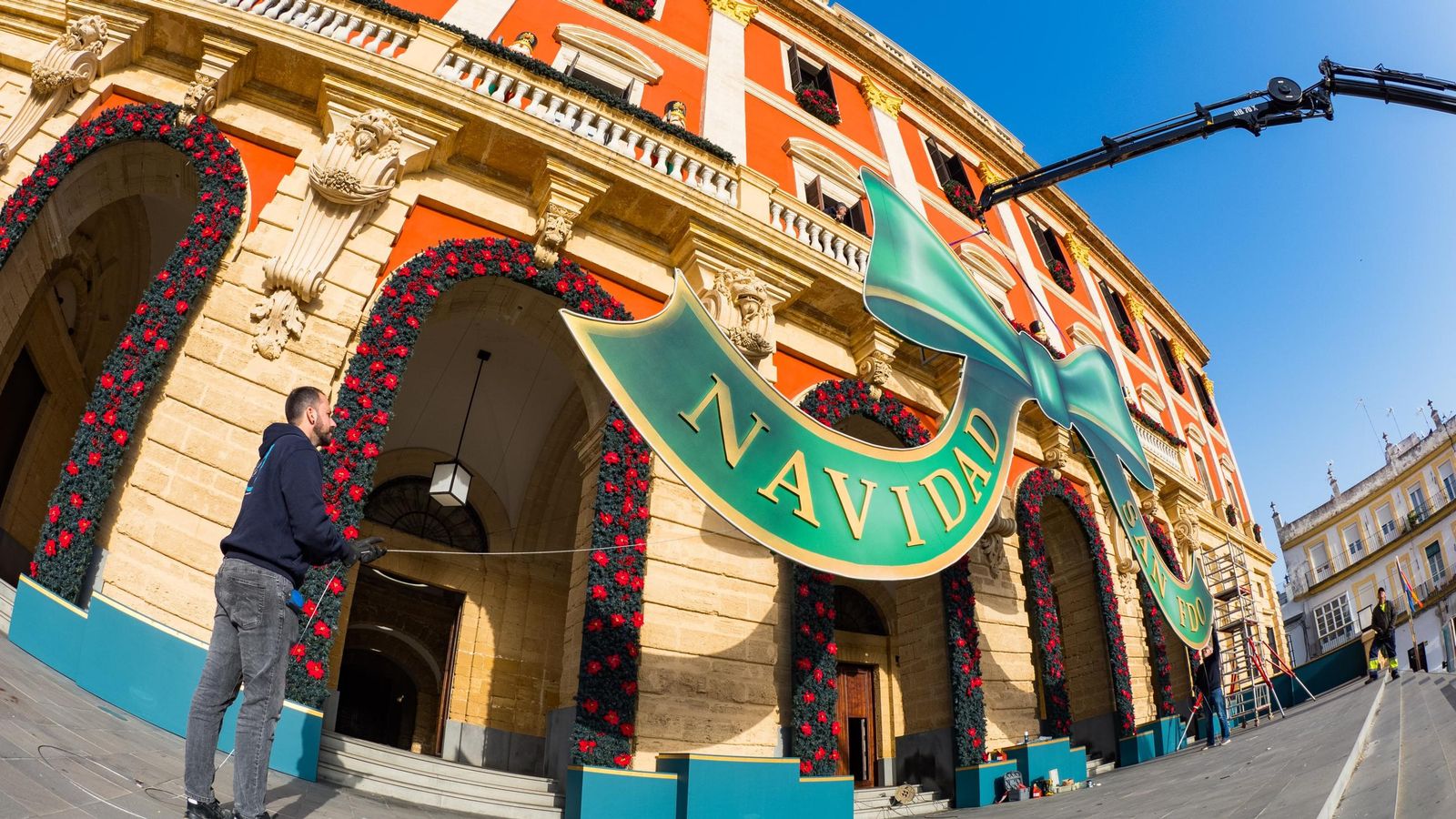 Colocación del rótulo en forma de lazo navideño en la fachada del Ayuntamiento de San Fernando