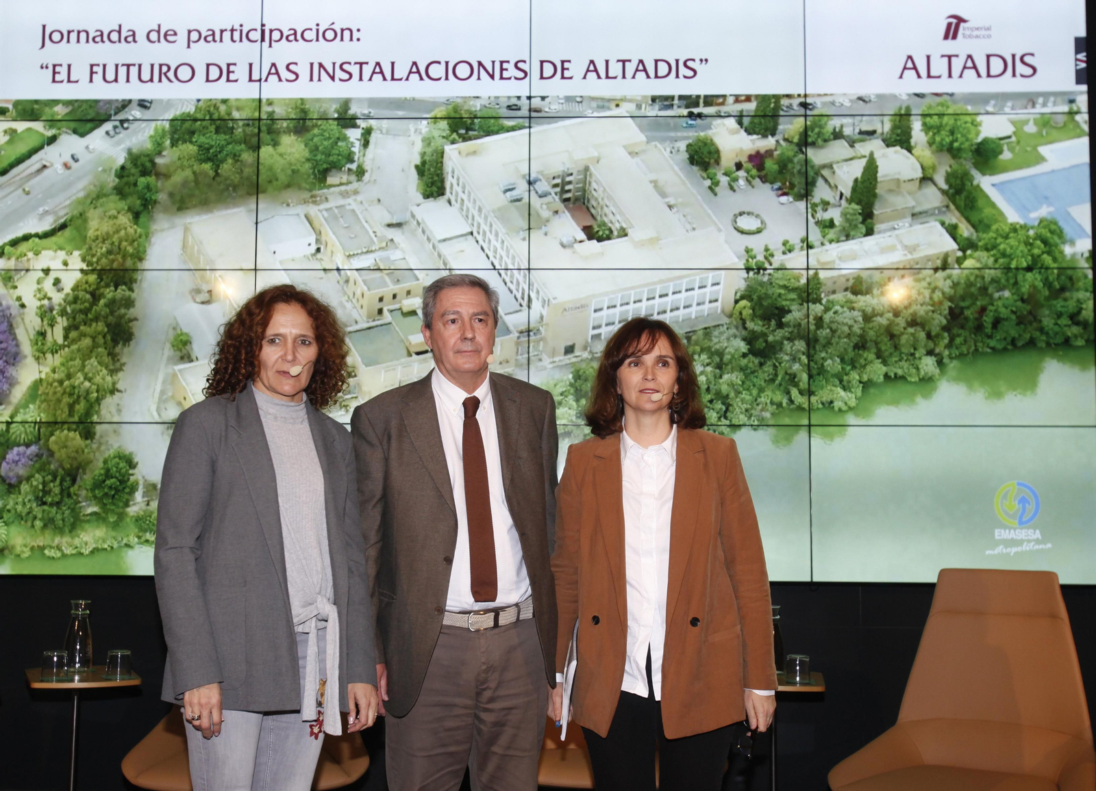 Rocío Ingelmo (Altadis), Carlos Flores (Gerencia de Urbanismo) y Marta García Casasola (IAPH) minutos antes de participar en las jornadas sobre Altadis.
