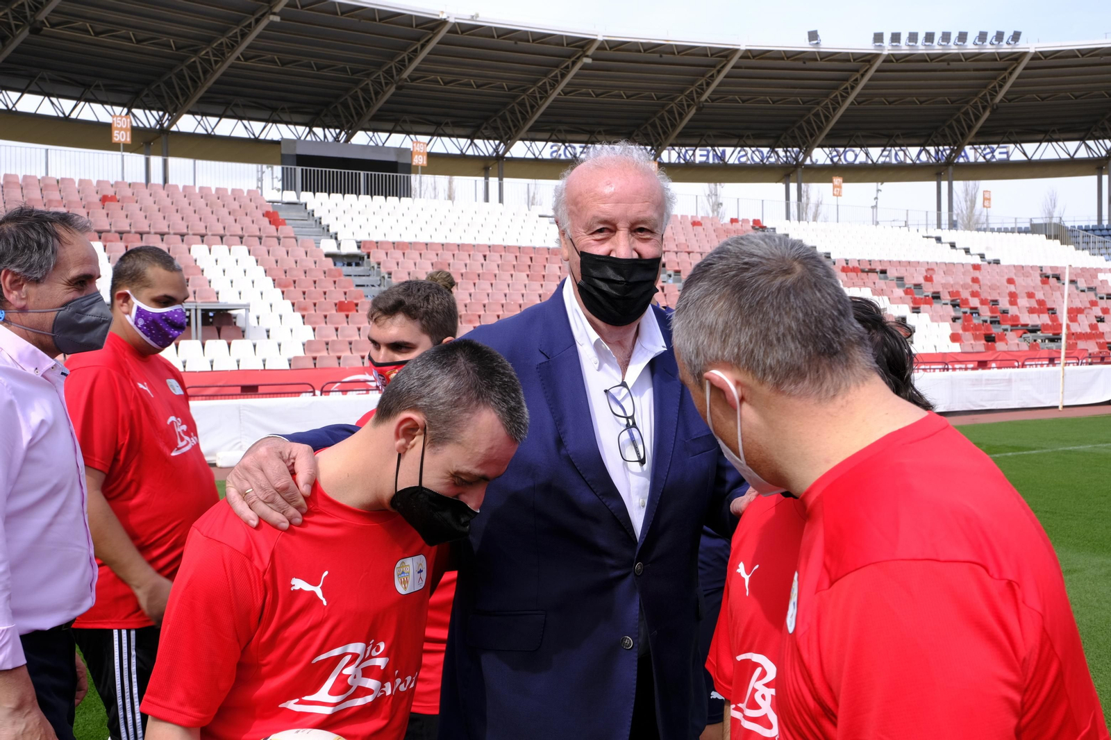 Fotogalería de la visita de Vicente del Bosque al equipo Genuine de la Fundación U.D. Almería