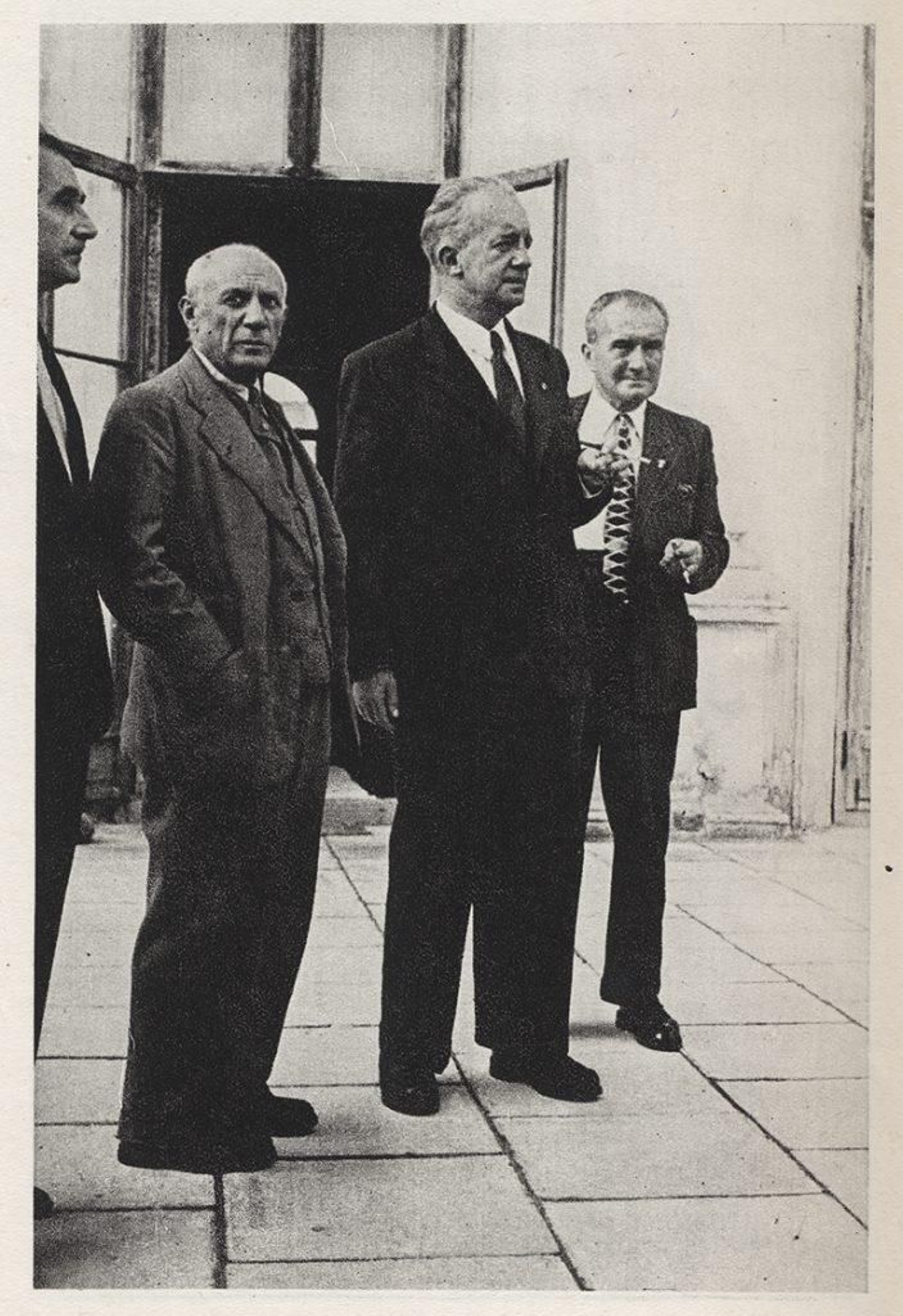 Sánchez Arcas, Pablo Picasso y Paul Eluard en las escaleras del Congreso.