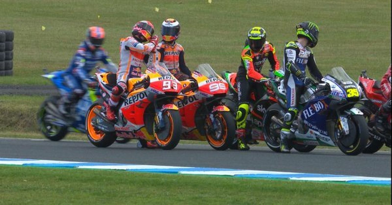 Marc Márquez, haciendo ver a Jorge Lorenzo que iba dormido.