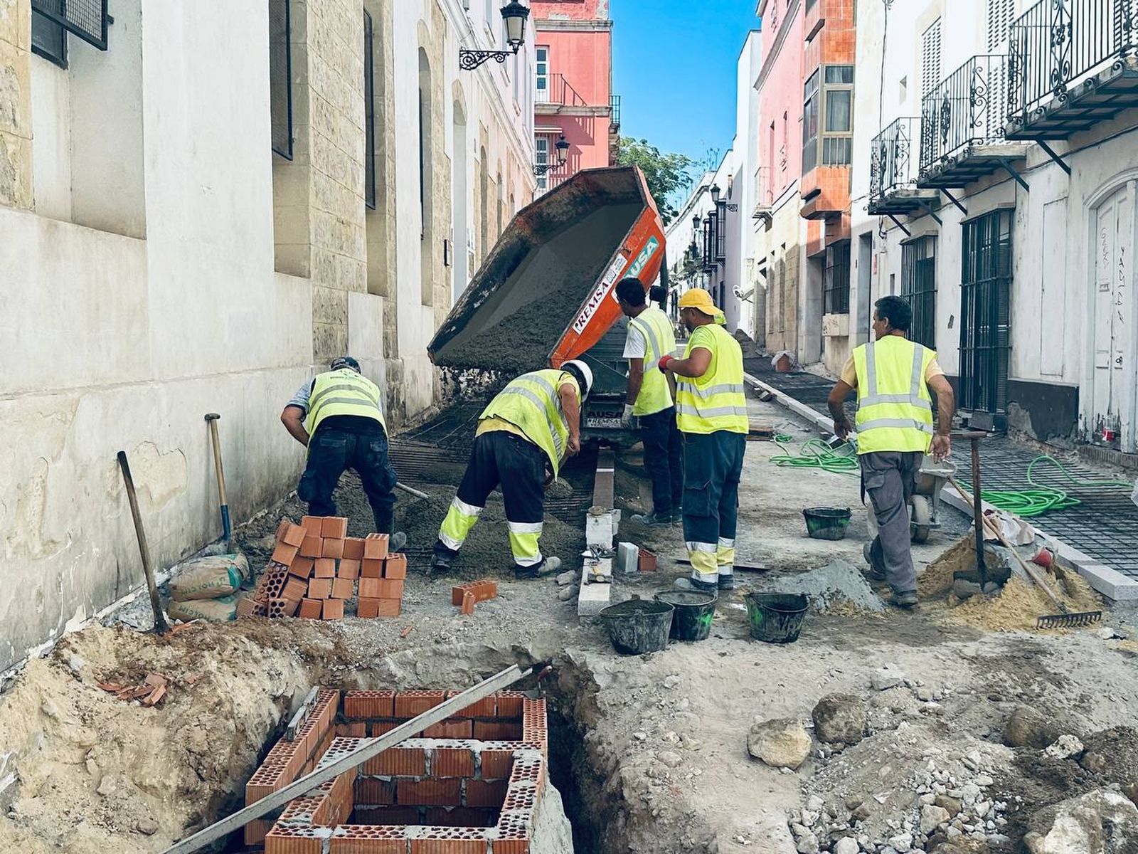 Operarios trabajando este verano en las obras del proyecto Ciudad Amable.