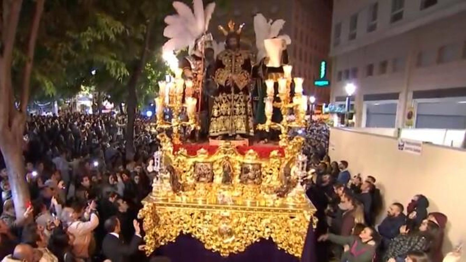 El Cristo de la Macarena, en la confluencia del Duque con la Campana.