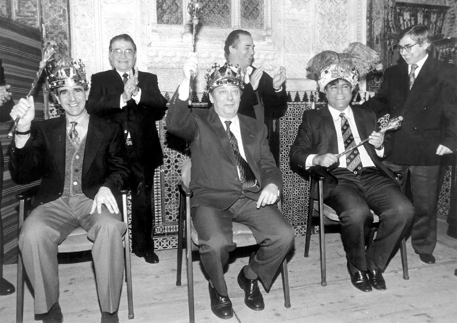 Pepe Ruiz, Gianni Campo y Delgado Lallemand recibiendo sus coronas en el Casino Gaditano.