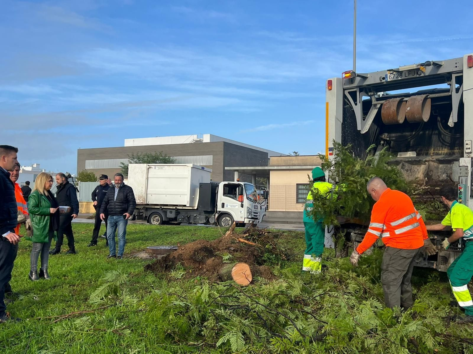 Mamen Sánchez, visitando los trabajos de Medio Ambiente tras el tornado del pasado miércoles. Mamen Sánchez, visitando los trabajos de Medio Ambiente tras el tornado del pasado miércoles.