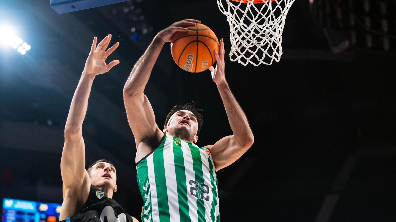 De Bisschop agarra un rebote ante Kravic.