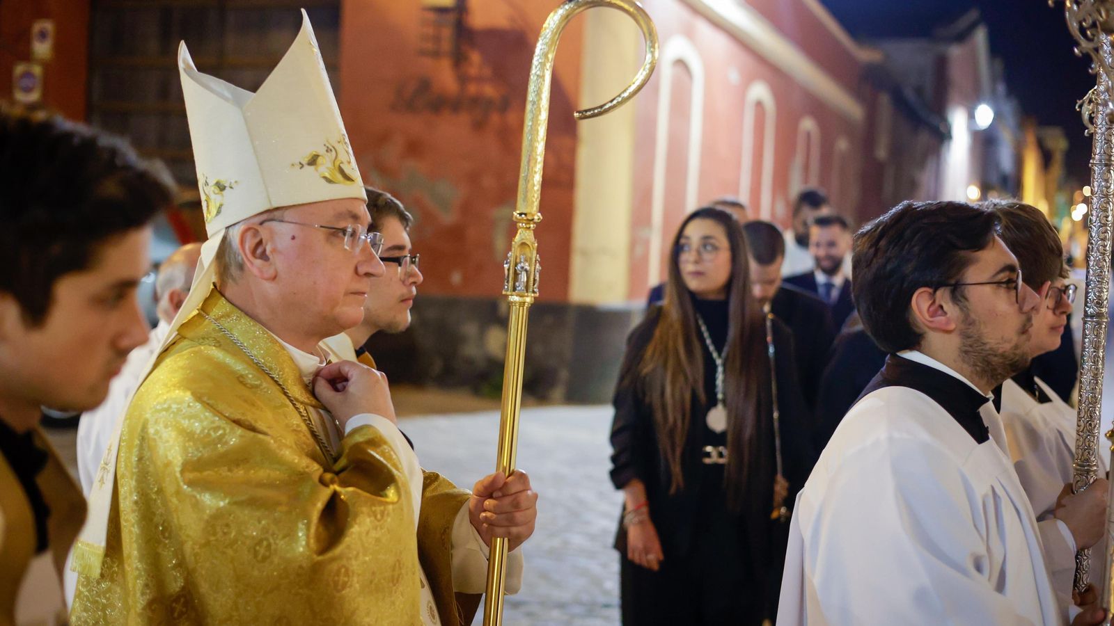 La llegada del obispo, monseñor José Rico Pavés, para presidir la ceremonia en el convento del Espíritu Santo, en El Puerto.