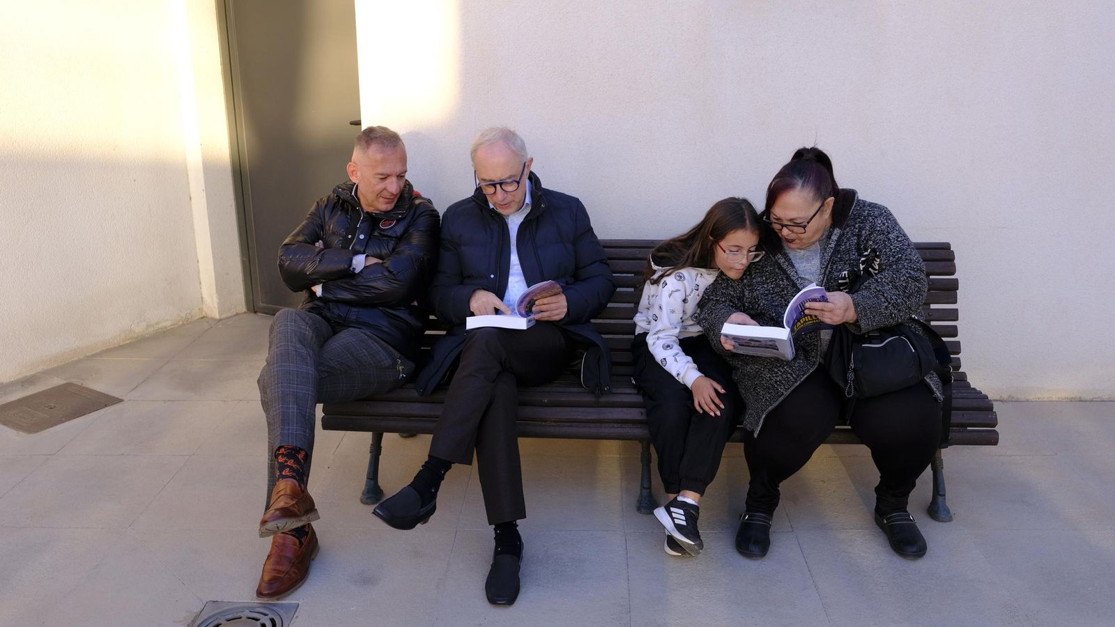 Los vecinos del barrio disfrutando del contenido de la obra.