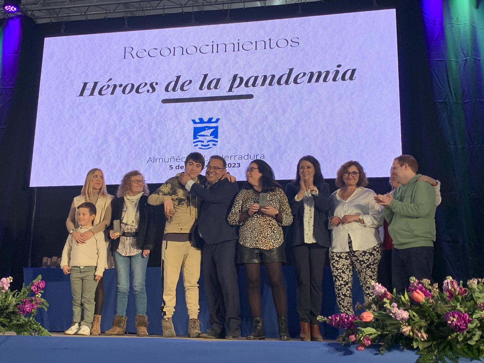 Así ha sido el homenaje de Almuñécar a los colectivos, profesionales y voluntarios en primera línea de la pandemia