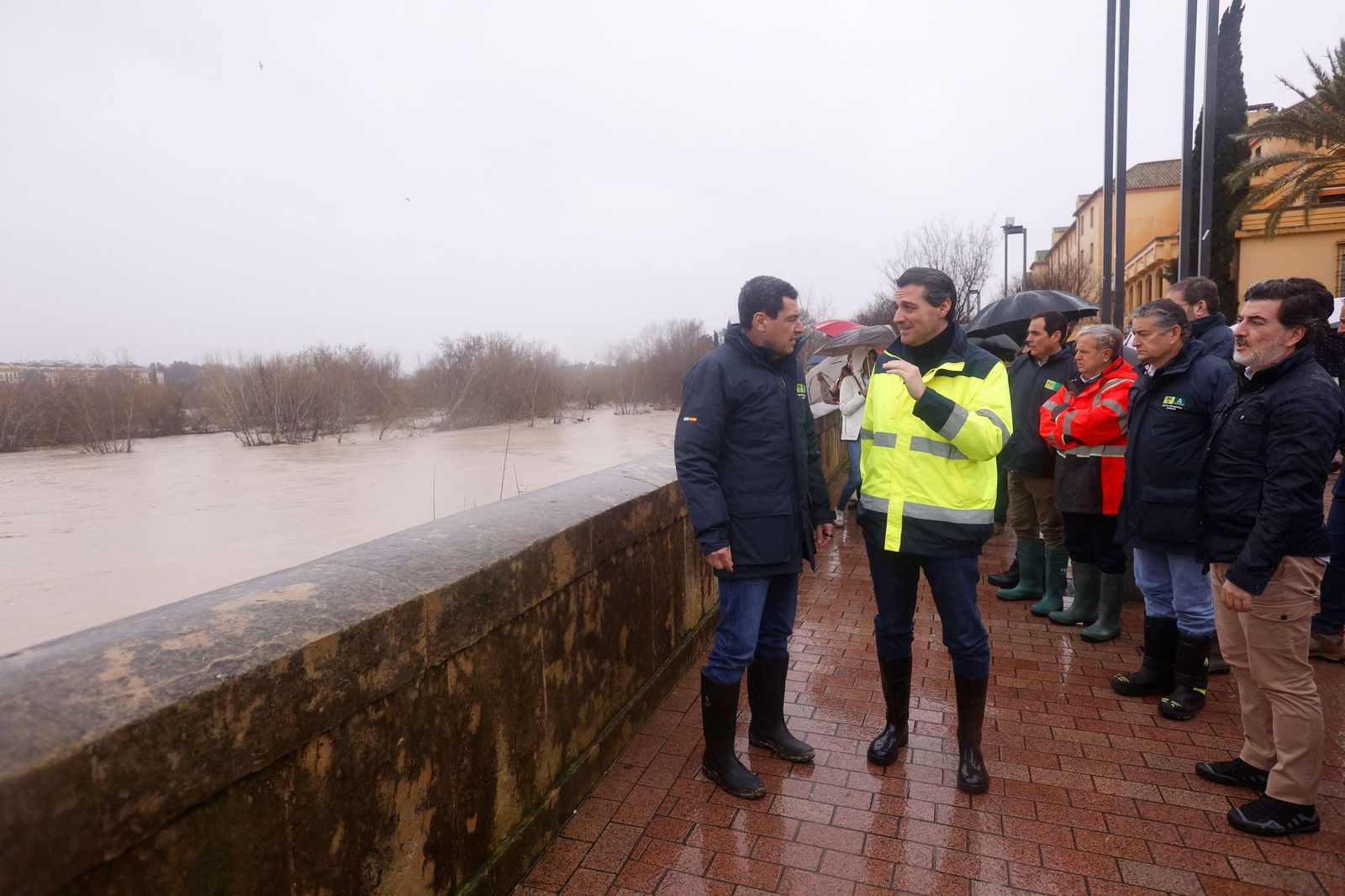 Juanma Moreno y José María Bellido, junto al río Guadalquivir en Córdoba.