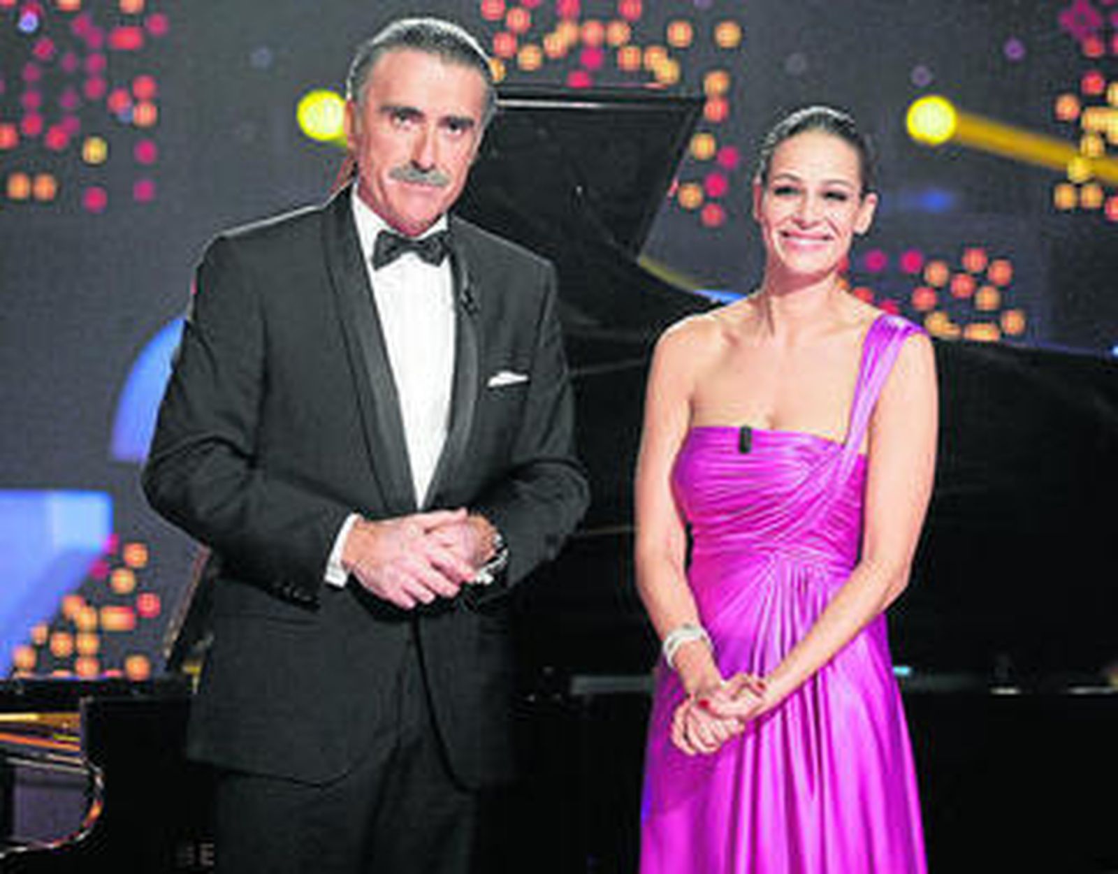 Juan y Medio y Eva González en el Especial Nochevieja de La 1.