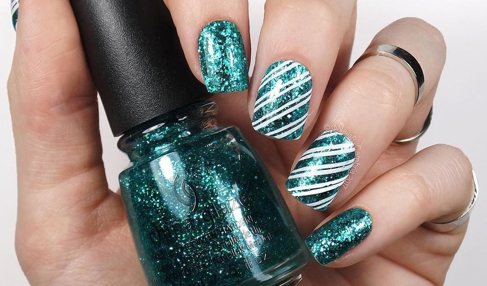 Uñas glitter inspiradas en los bastoncillos de caramelo de menta de  @nailsbycambria