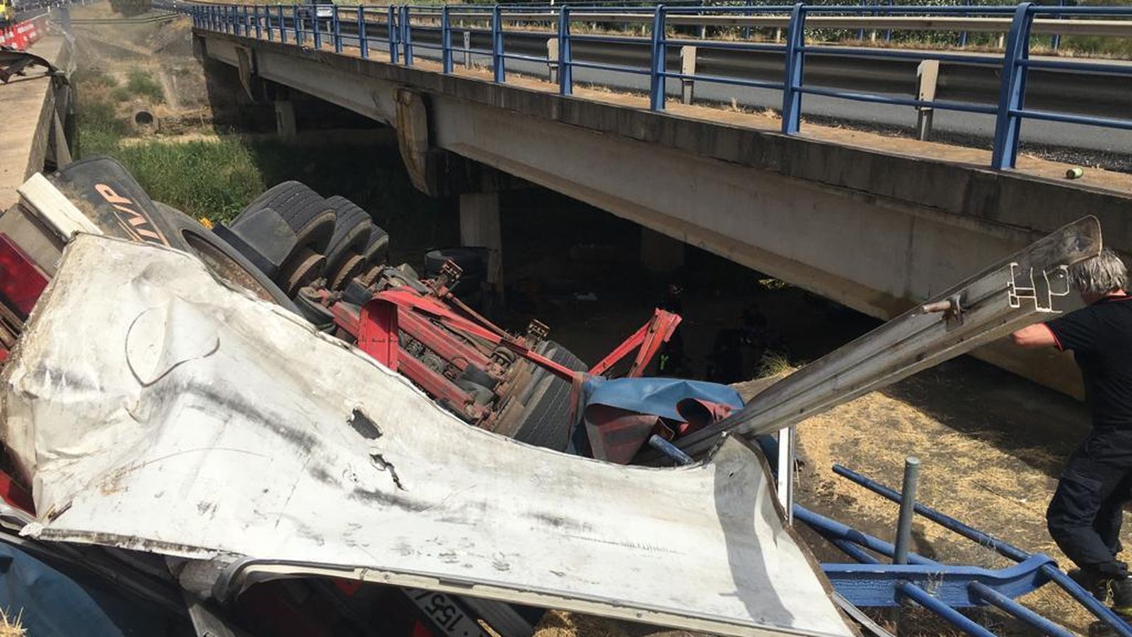 El camió caído en el viaducto.