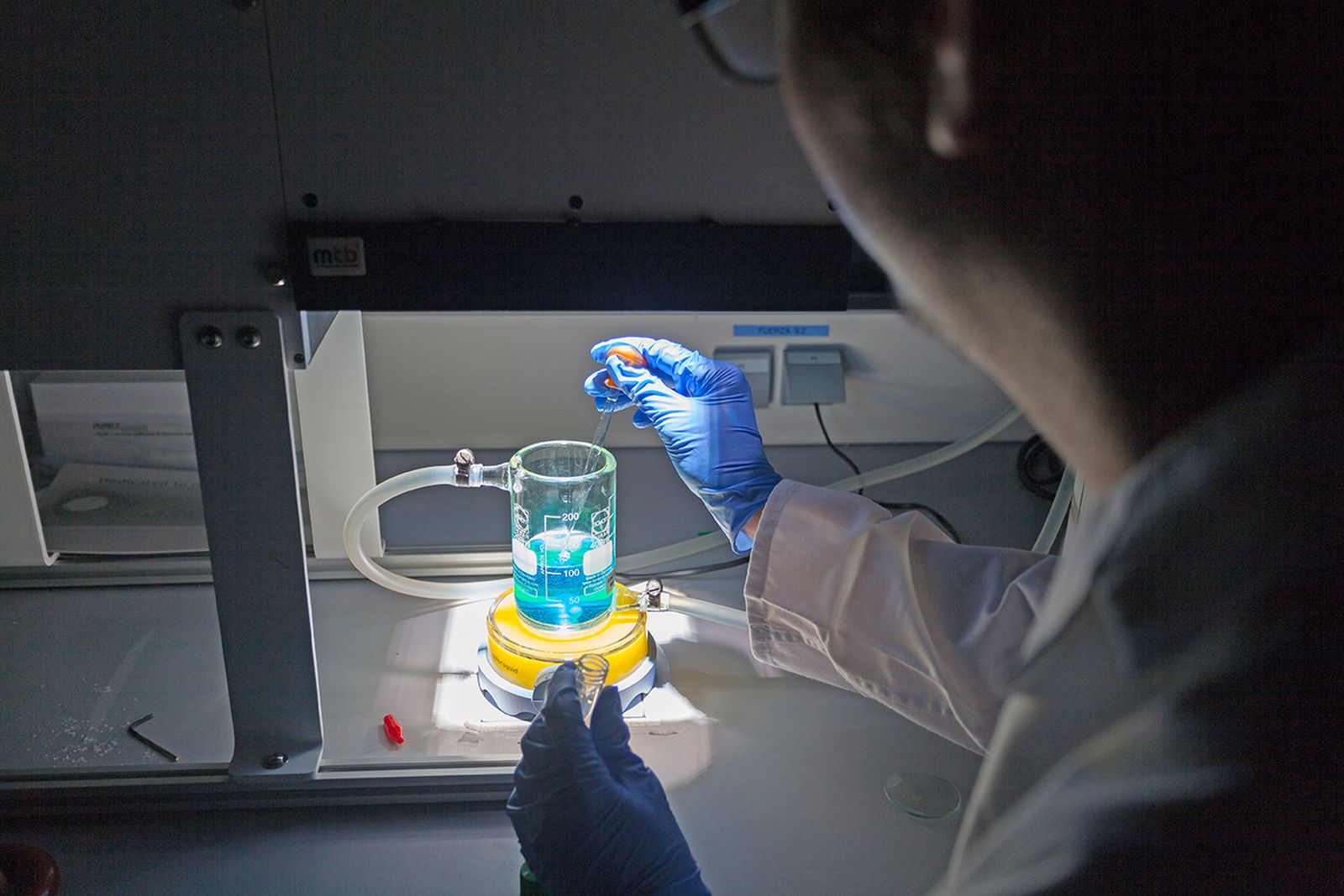 Un investigador de la Universidad de Cádiz en un laboratorio.