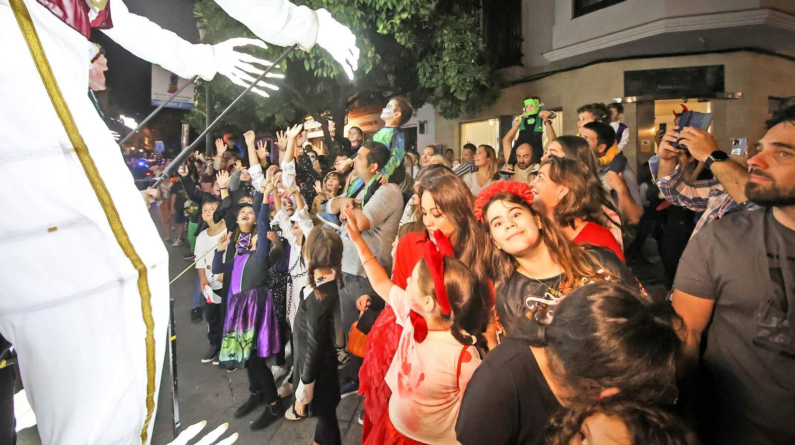 El desfile de Halloween llena las calles de Jerez