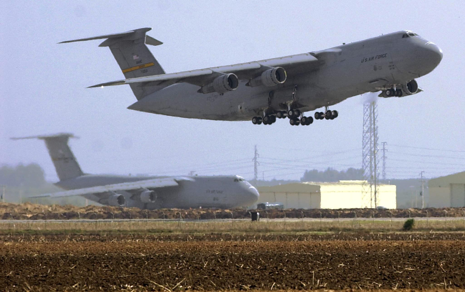 Aviones despegando de la base militar de Morón de la Frontera.