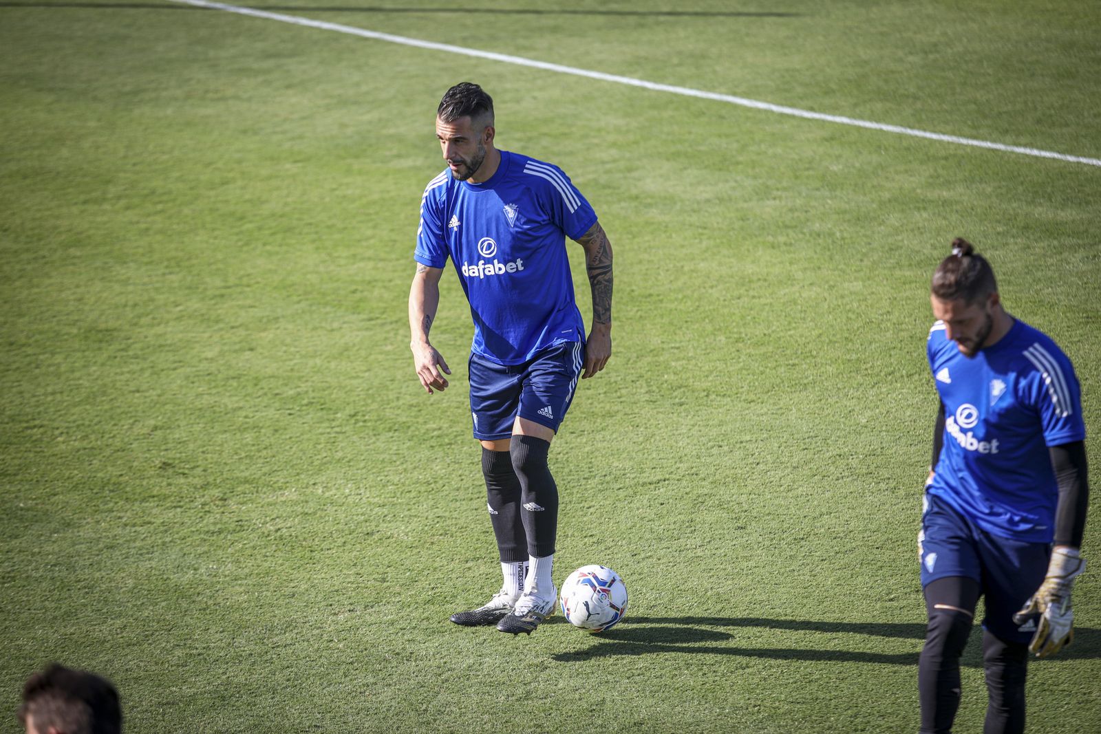 Negredo, con el esférico en una sesión.