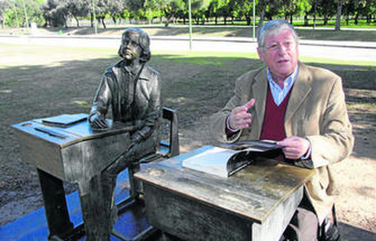 Joaquín Arbide, ayer en el monumento al maestro en el Parque del Alamillo.