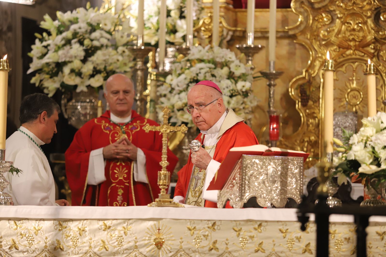 Imágenes de la misa de Pentecostés atípica y a puerta cerrada por el coronavirus, en la parroquia de la Asunción de Almonte