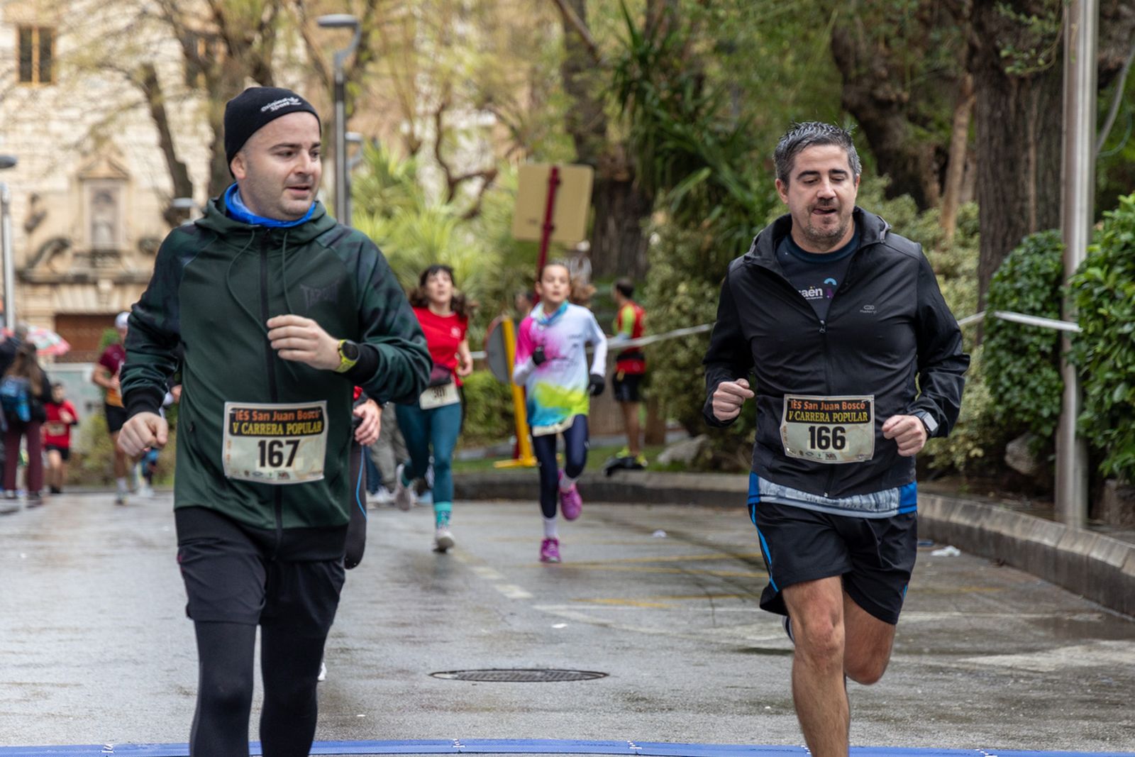 En imágenes: la lluvia no frena a más de un millar de corredores en la V Carrera Popular del IES San Juan Bosco (2)