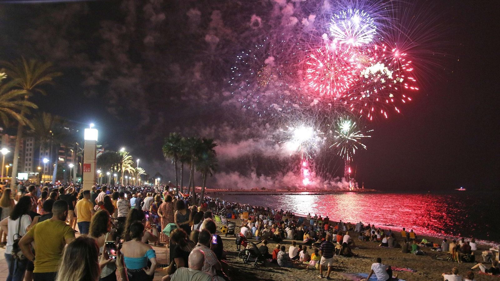 Los fuegos artificiales del fin de fiestas atraen a muchisimos ciudadanos de todos los pueblos que ese último sábado aprovechan para disfrutar del mediodía y de la noche.