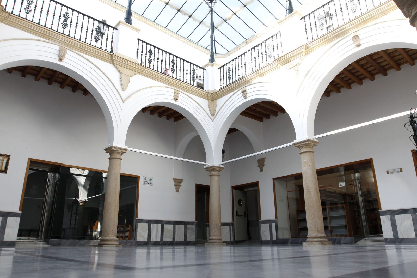 Patio de la Biblioteca Municipal García Gutiérrez.