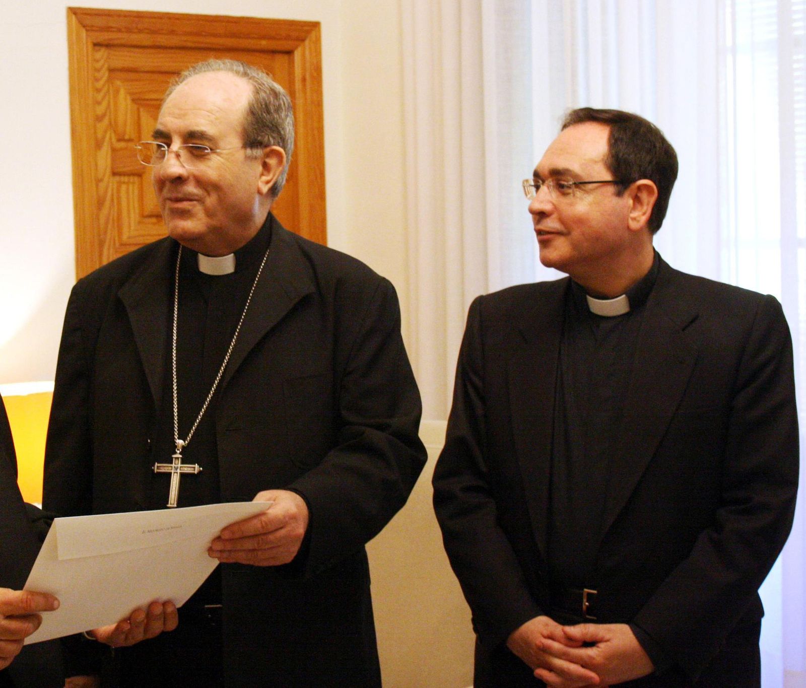 Monseñor Asenjo y el vicario general, Teodoro León