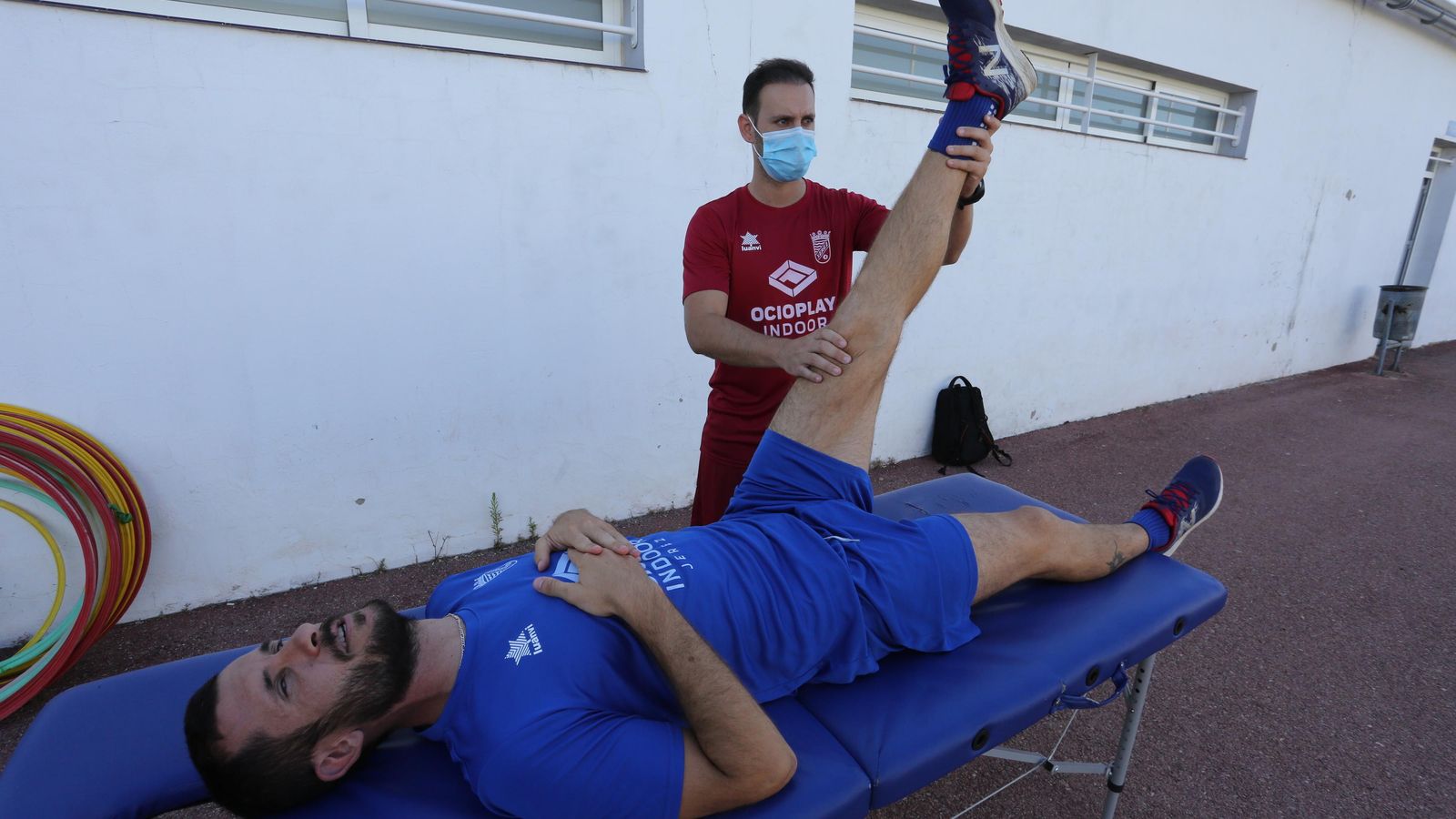 Álex Colorado, tratándose ayer en La Granja.
