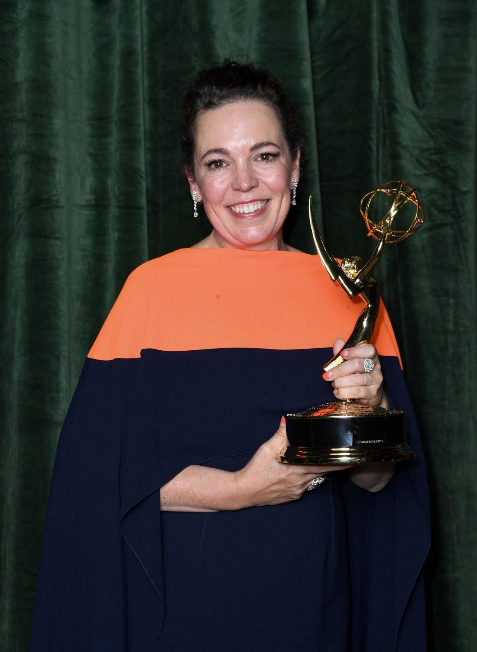 Olivia Colman con el Emmy a mejor actriz por 'The Crown'