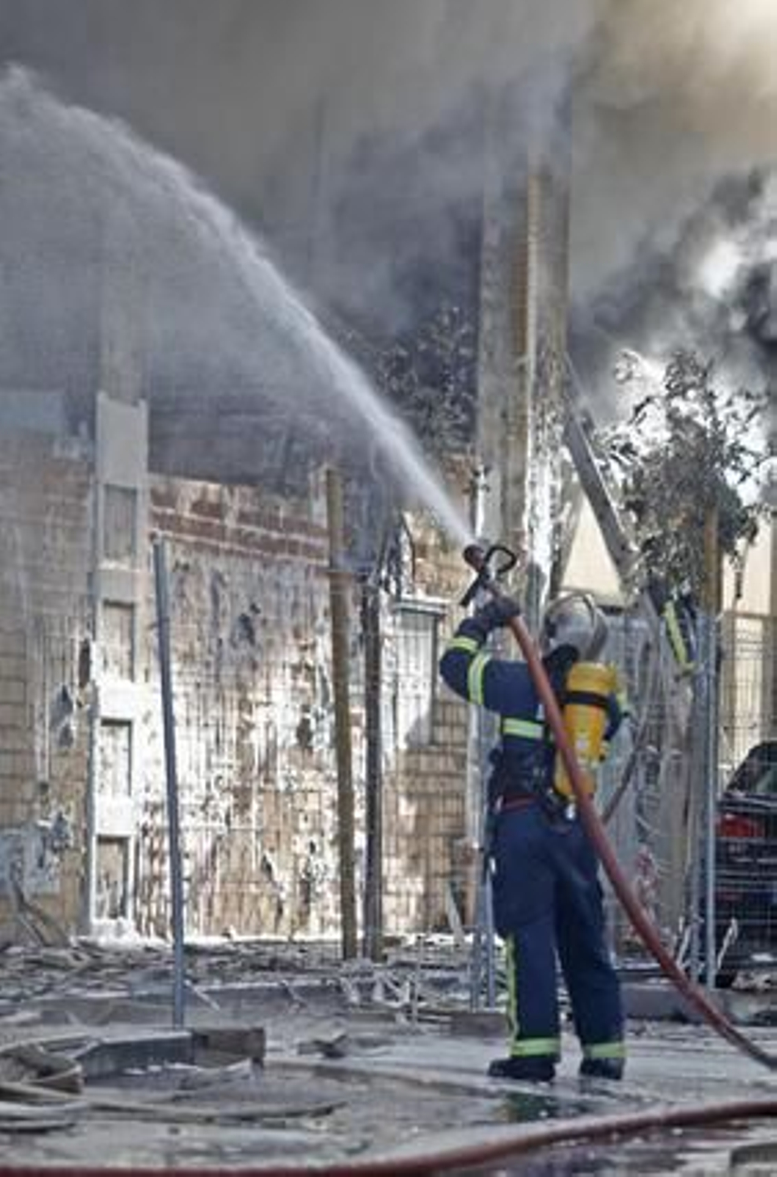 Espectacular incendio en un edificio de la calle Brasil. /Jesús Marín