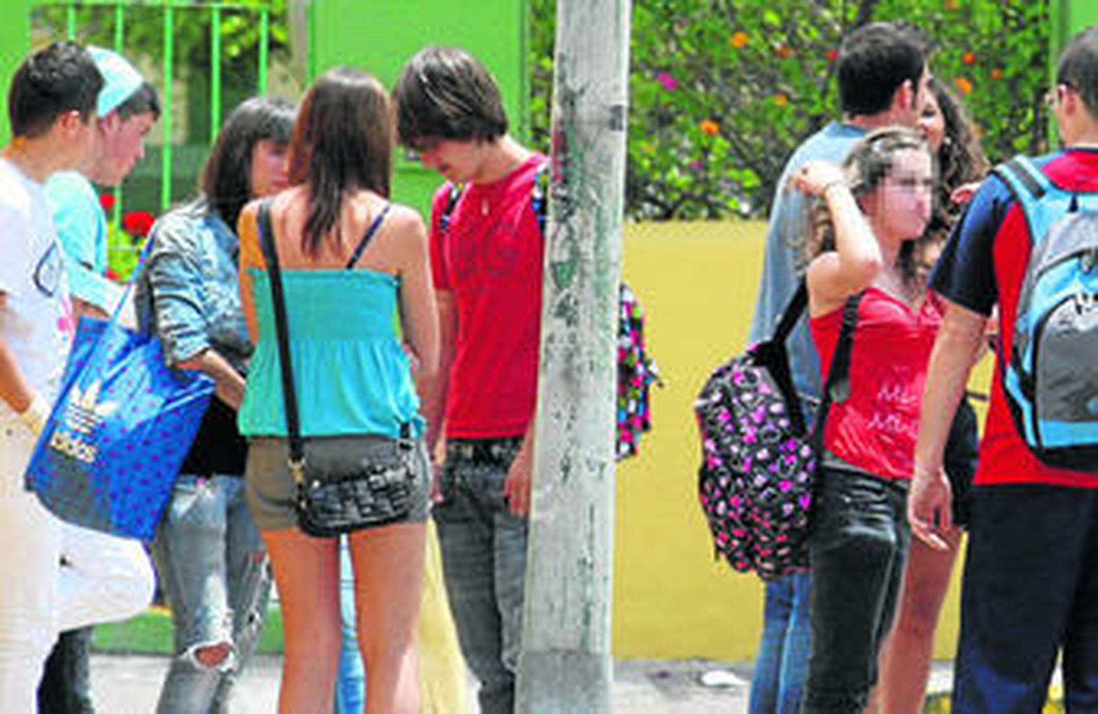 Un grupo de adolescentes de la Línea de la Concepción, en la entrada del instituto.