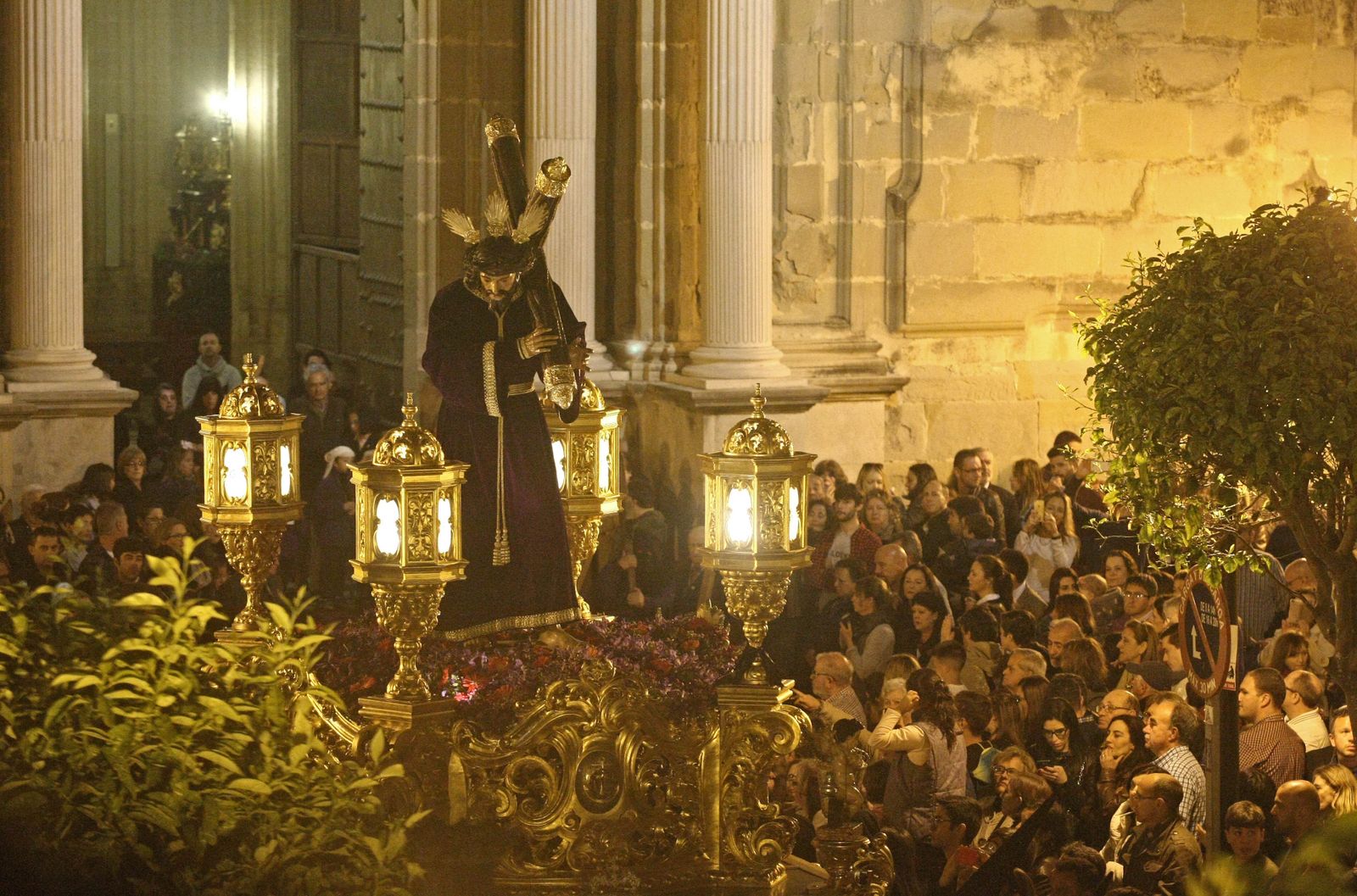 La talla del Nazareno de Tarifa sale de San Mateo para encontrarse con la Virgen en la calzada de Sancho IV el Bravo, anoche.