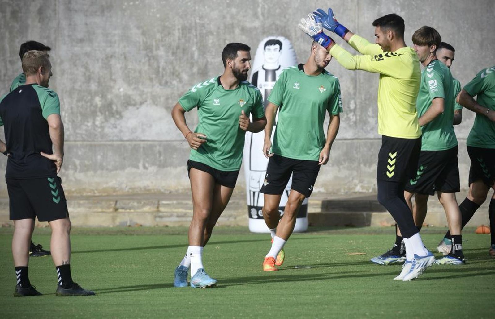 Montoya bromea con Dani Martín en el entrenamiento.